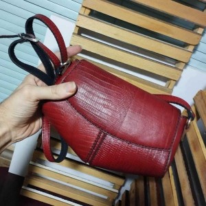 کیف مثلثی دوشی چرم طبیعی گاوی