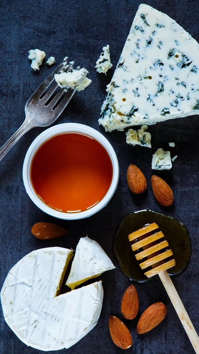 فنجان-کیک-بادام-چایی-عسل-نوشیدنی