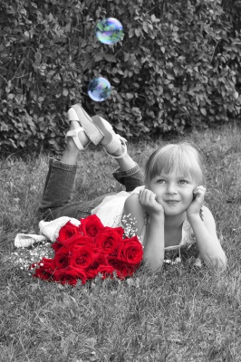 بچه-دختر-دختر بچه-گل-سیاه و سفید-قرمز