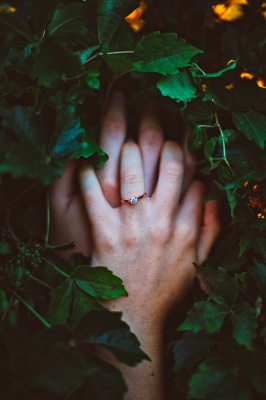 دست-حلقه-ازدواج-عاشقانه