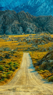 جاده-خاکی-صخره-زرد