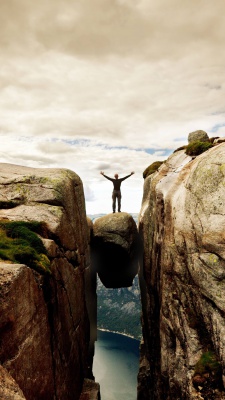 سنگ-صخره-تنهایی-موفقیت