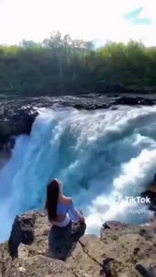 آبشار-رودخانه-دختر-تنهایی