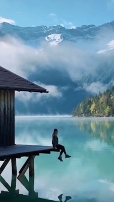 دختر-تنهایی-کلبه-دریاچه