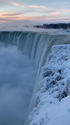 آبشار-رودخانه-برف