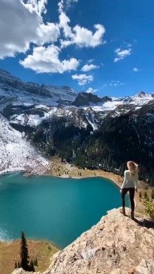 دختر-دریاچه-صخره-تنهایی