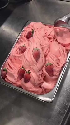 بستنی-توت فرنگی-میوه